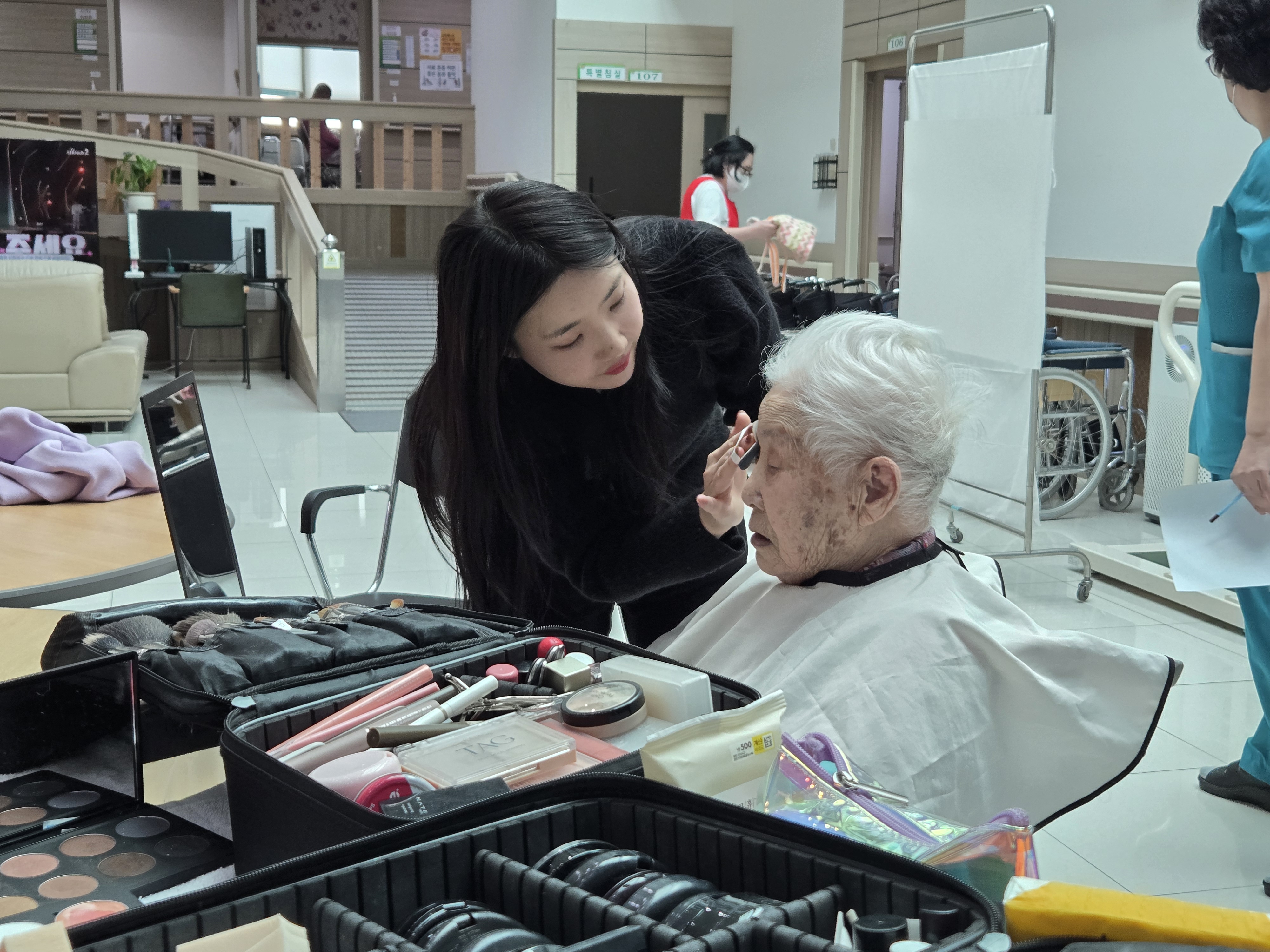 [2025 전공 실무로 전하는 따뜻한 봉사_한 장의 사진에 담은 인생의 미소_장수사진 헤어메이크업 봉사활동] 1번째 첨부파일 이미지