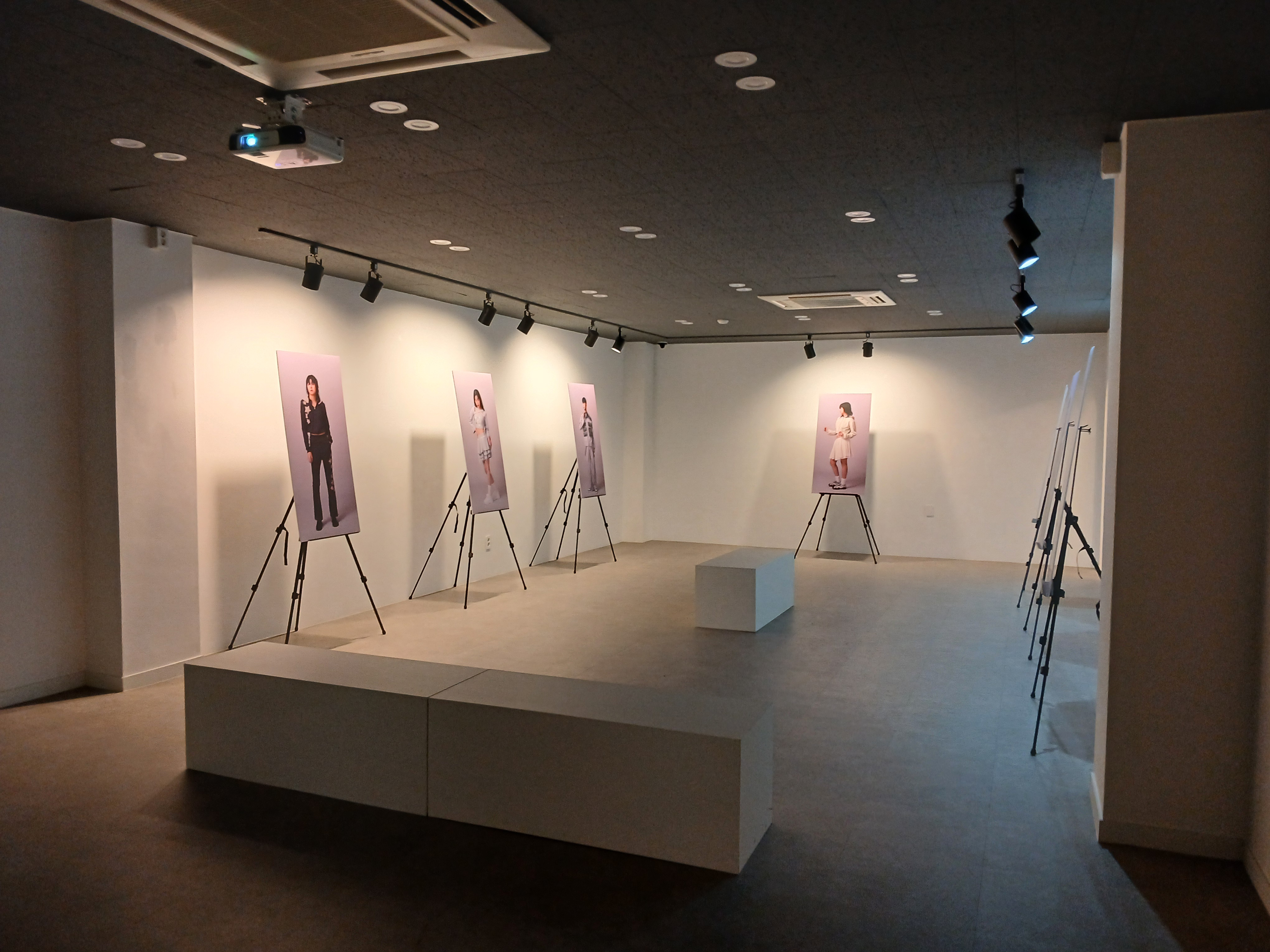 [패션스타일디자인]2025 패션아카이브-사진전 2번째 첨부파일 이미지