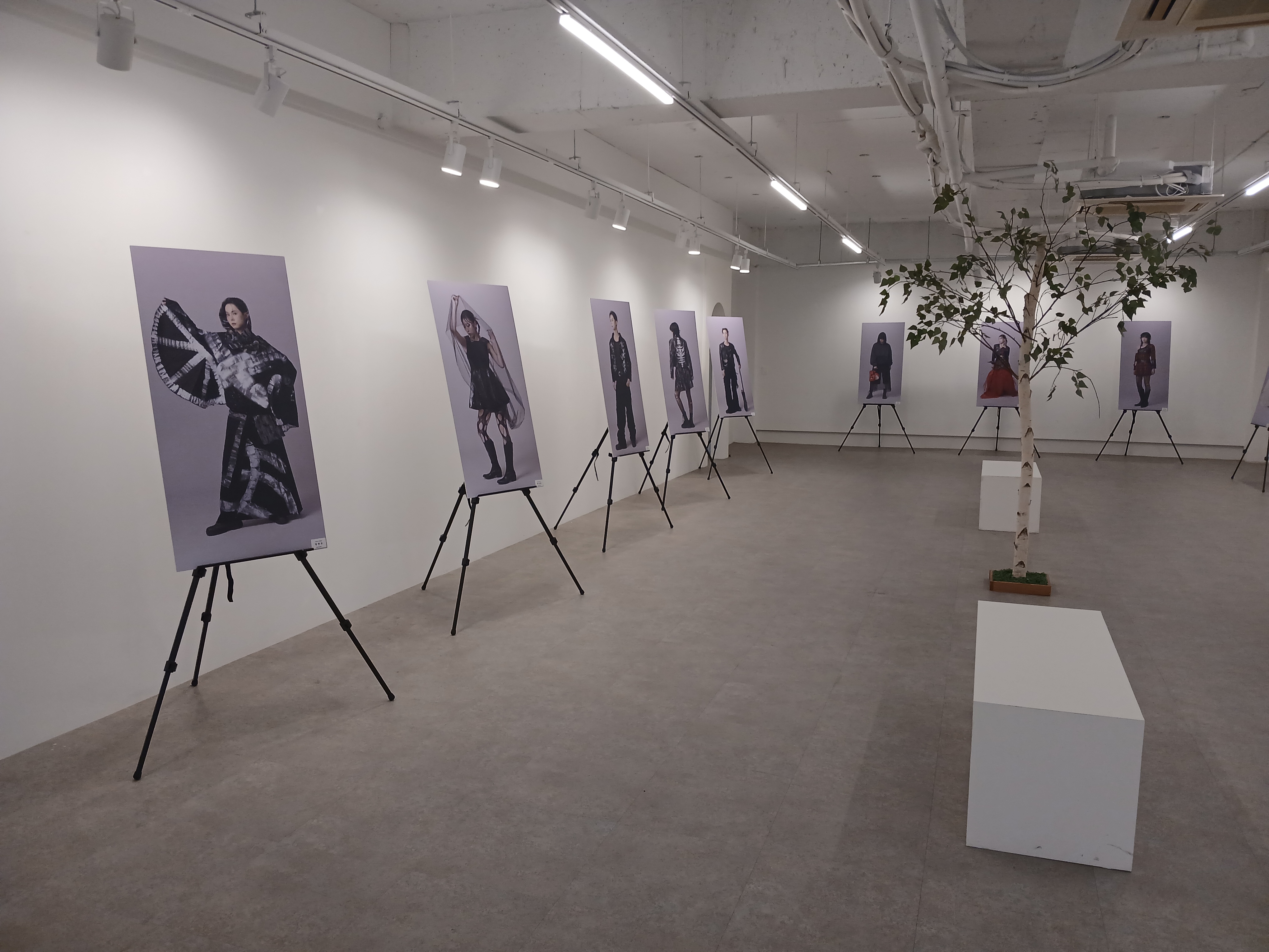 [패션스타일디자인]2025 패션아카이브-사진전 8번째 첨부파일 이미지