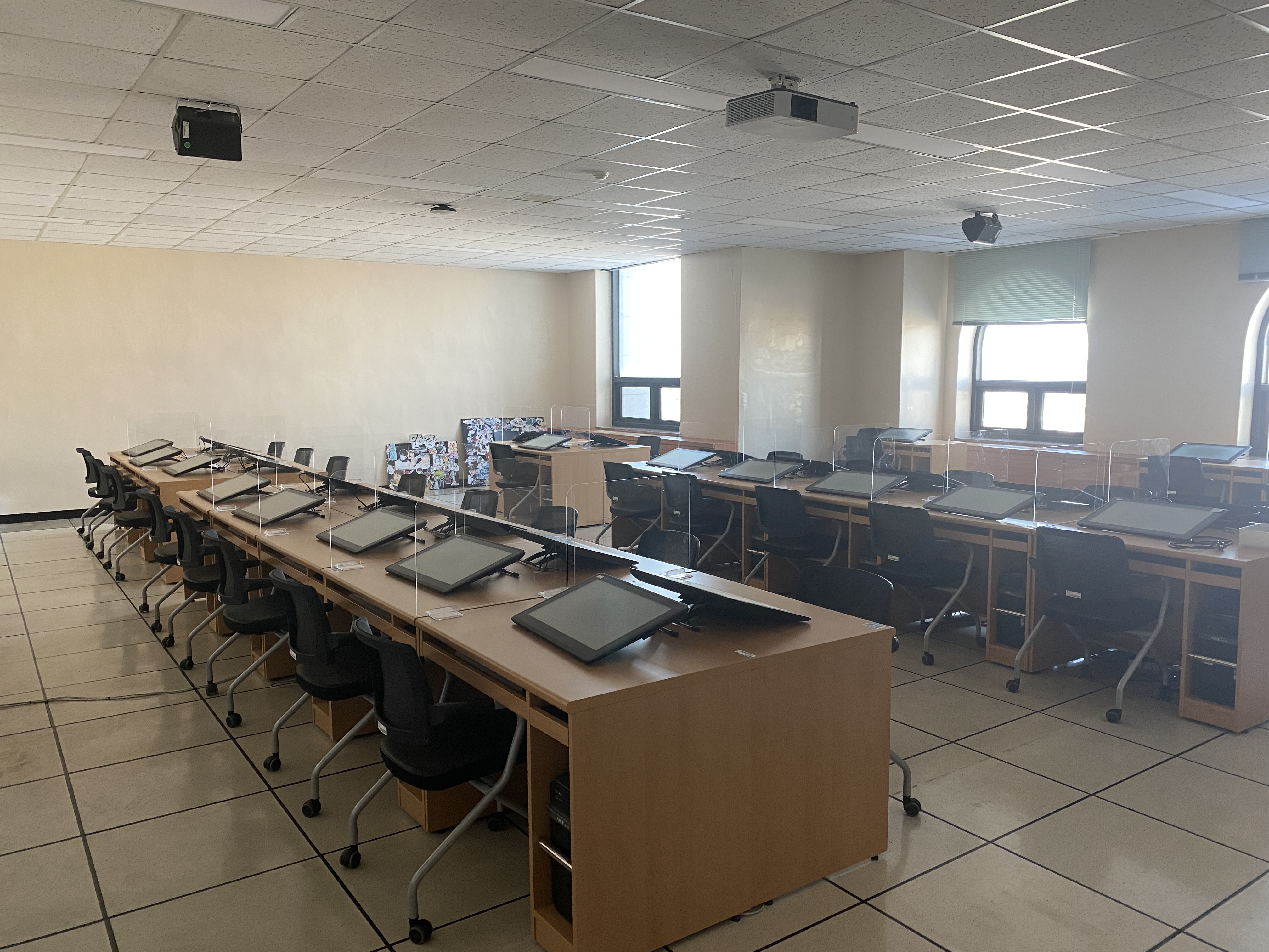 2023학년도 웹툰애니메이션학부 810호 실습실 및 기자재 현황 1번째 첨부파일 이미지