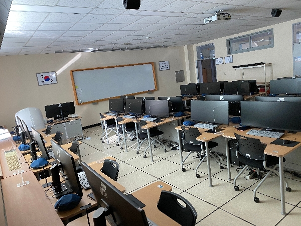 2023학년도 웹툰애니메이션학부 805호 실습실 및 기자재 현황 대표이미지